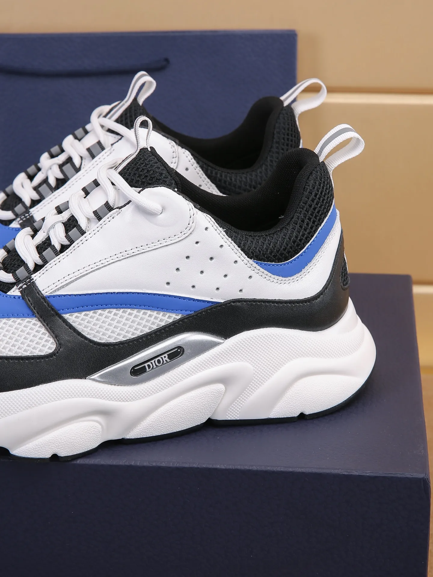 Factory price: 460💰Dior’s top version of D’s b22 men’s sports shoes. Inspired by retro running styles, the chunky low-top silhouette features gray calf leather and blue and white mesh fabric uppers, atop a black, white and blue engraved rubber sole. Nylon ribbon accents the blue mesh tongue and heel counter, and a "dio~" logo appears on the side. Pair it with a suit for a striking contrast and add a sportswear-chic edge to your look. The thick sole can be about 4cm~ Size: 38-45, [46, 47 customized]